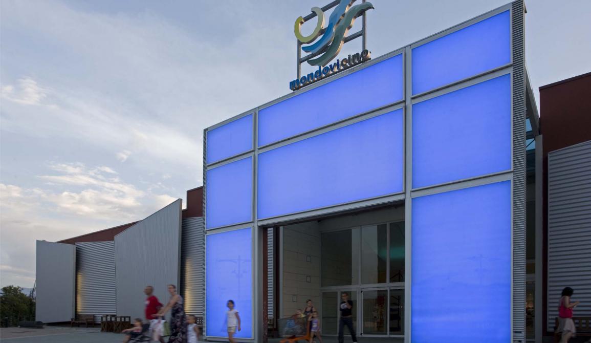 The final agreement for the acquisition of the shopping center and the